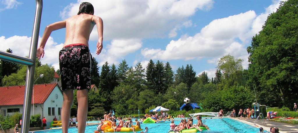 hansmartinpaul-outdoor-pool-2690074